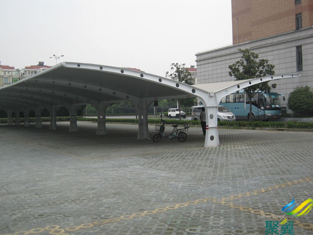 露天廣場(chǎng)兩排車(chē)位膜結(jié)構(gòu)車(chē)棚